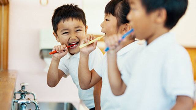 Chọn bàn chải đánh răng cho trẻ ở các độ tuổi khác nhau - colgate