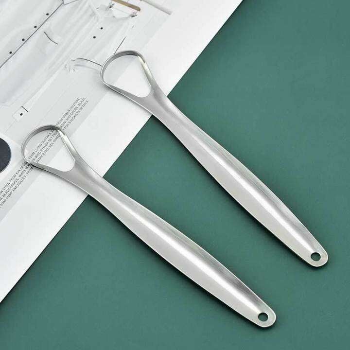 Làm sạch lưỡi với cây cạo lưỡi bằng inox