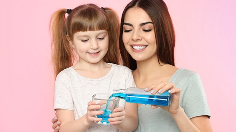 trẻ em sử dụng nước súc miệng giúp ngăn ngừa sâu răng