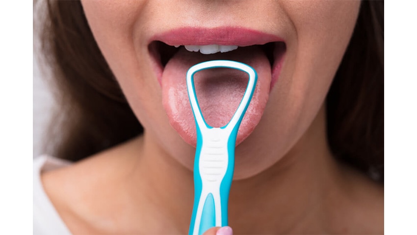 Việc cạo lưỡi được khuyến khích thực hiện mỗi ngày