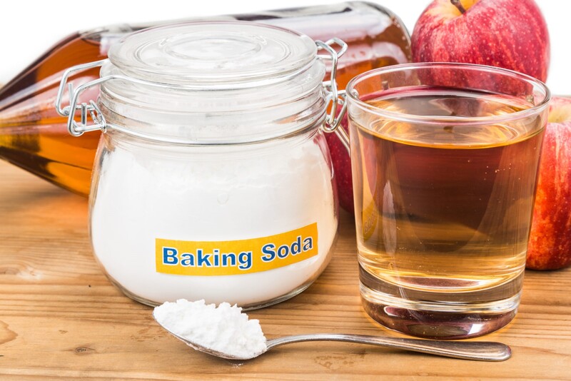 Làm trắng răng bằng baking soda với giấm