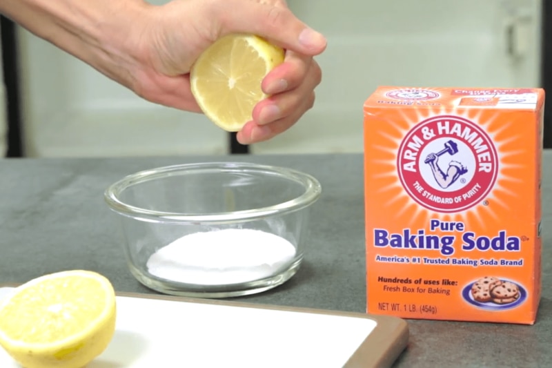 Kết hợp kem đánh răng và baking soda để làm trắng răng